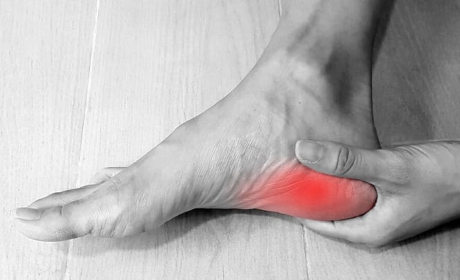 El dolor persistente en el talón afecta la calidad de vida y puede tener múltiples causas, por lo que es fundamental la consulta con un podólogo y el uso de un calzado apropiado para prevenir complicaciones y favorecer la recuperación. (Foto barrenacraus.com)