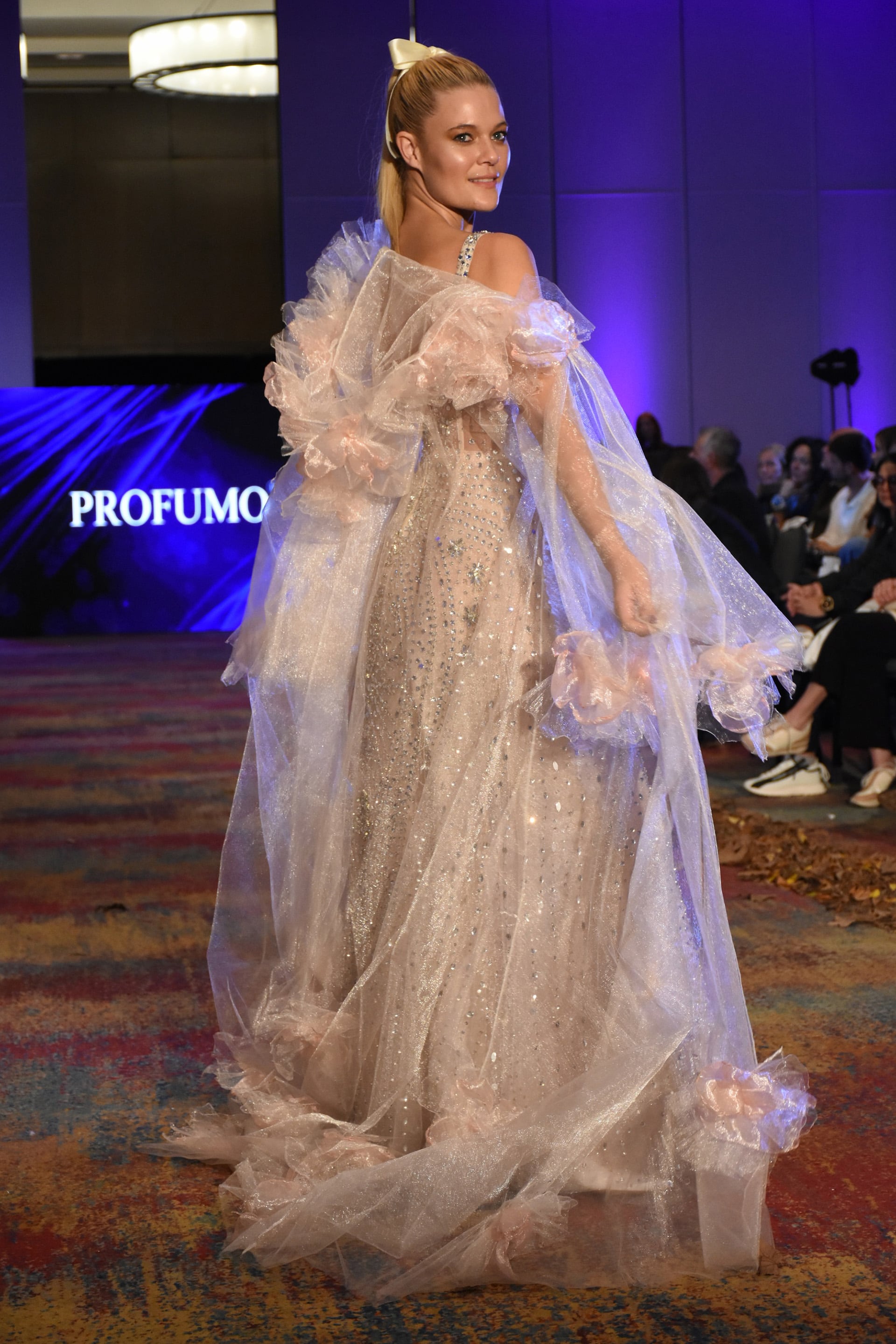 Profumo presentó los looks más audaces de la colección, donde las capas de tul y las flores artesanales se convirtieron en el sello distintivo de la noche