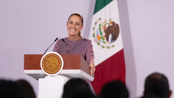Sheinbaum condena ‘vandalismo’ contra estatua de Felipe Calderón en Los Pinos y critica su presentación en foro de derecha