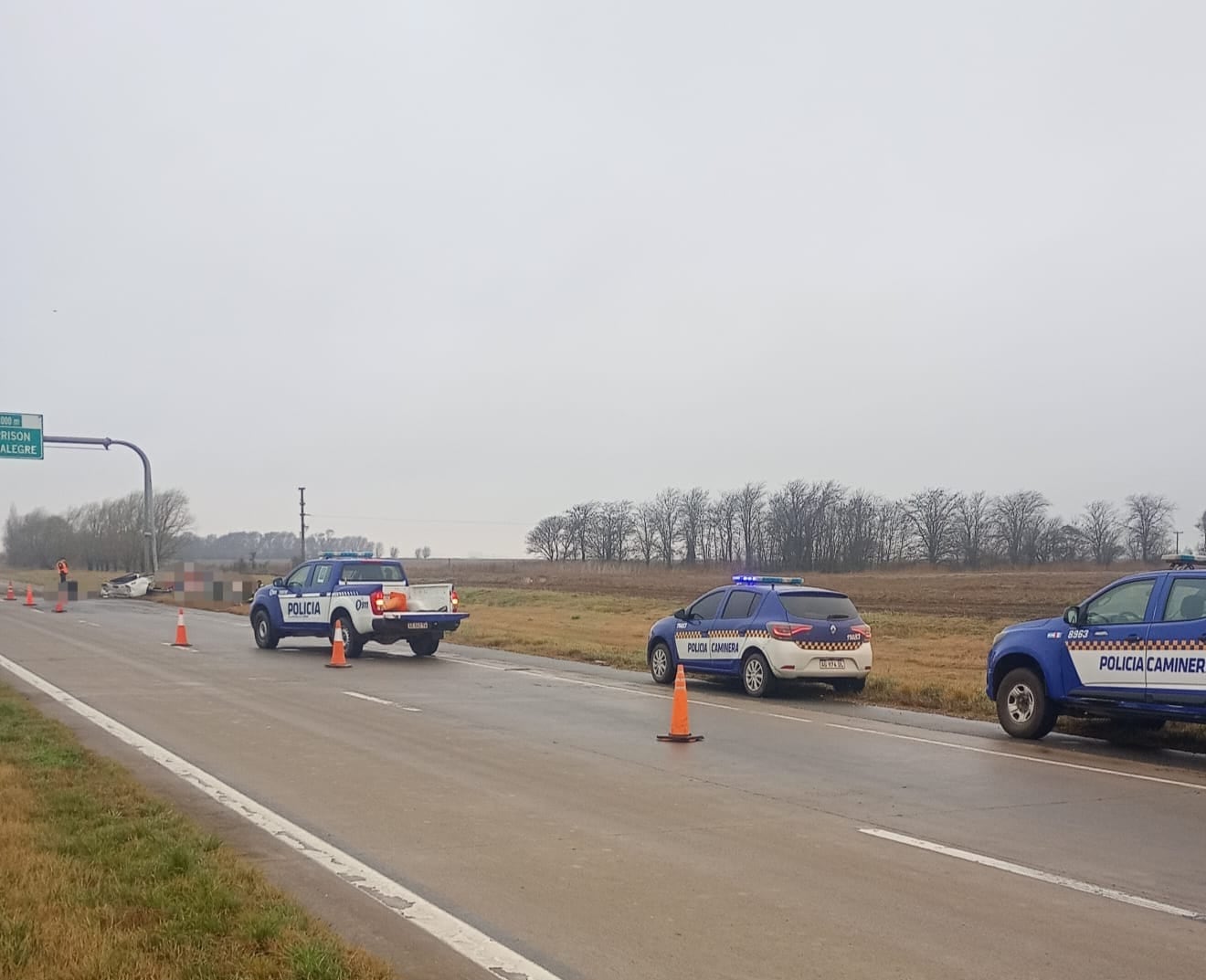 La camioneta Toyota Hilux impactó primero contra un guardarrail y después contra una cartelería sobre la traza de la autopista Córdoba-Rosario