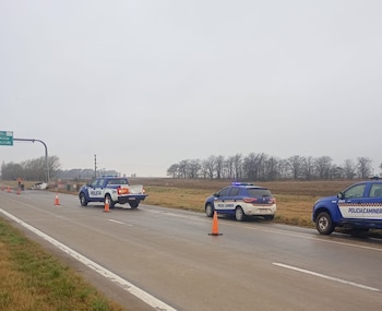 La camioneta Toyota Hilux impactó primero contra un guardarrail y después contra una cartelería sobre la traza de la autopista Córdoba-Rosario