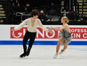 Los deportistas de patinaje artístico