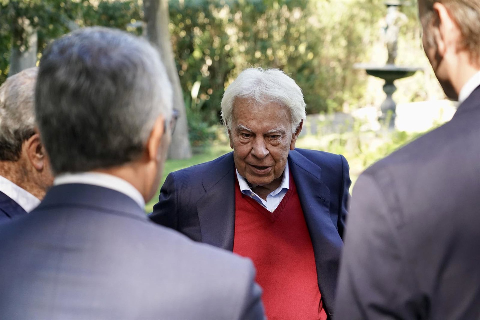 Felipe González dice que votará en blanco e ironiza:"Si nos visita 15 veces más Milei es posible que gane Sánchez"