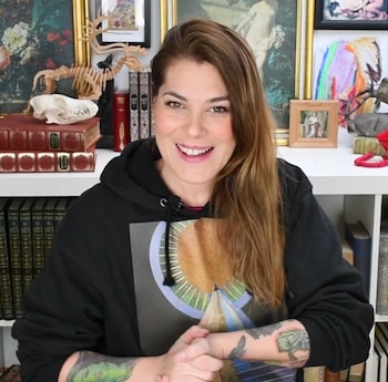 Sara Rubayo en uno de sus vídeos. (La Gata Verde / YouTube)