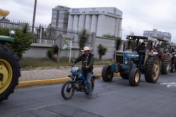 CALERA, ZACATECAS, 06ABRIL2026.- Productores de la Asociación de Usuarios de Pozos de Riego de Zacatecas y quienes forman parte organización campesina Frente Nacional para el Rescate del Campo Mexicano (FNRCM), se manifestaron a las puertas de la compañía cervecera Grupo Modelo-AB Inveb, quien produce 19 millones de botellas de cerveza al día, 40 por ciento del total nacional; como parte de las acciones convocadas para el Paro Nacional. Transportistas y contratistas de la propia empresa cervecera, intentaron inhibir la manifestación bloqueando con trailers los accesos a la fábrica. Después de unos minutos de tensión y discusiones, los campesinos se trasladaron a la caseta de cobro “Calera” para tomar de manera pacífica y dar paso libre a todo tipo de vehículos.
FOTO: ADOLFO VLADIMIR /CUARTOSCURO.COM
