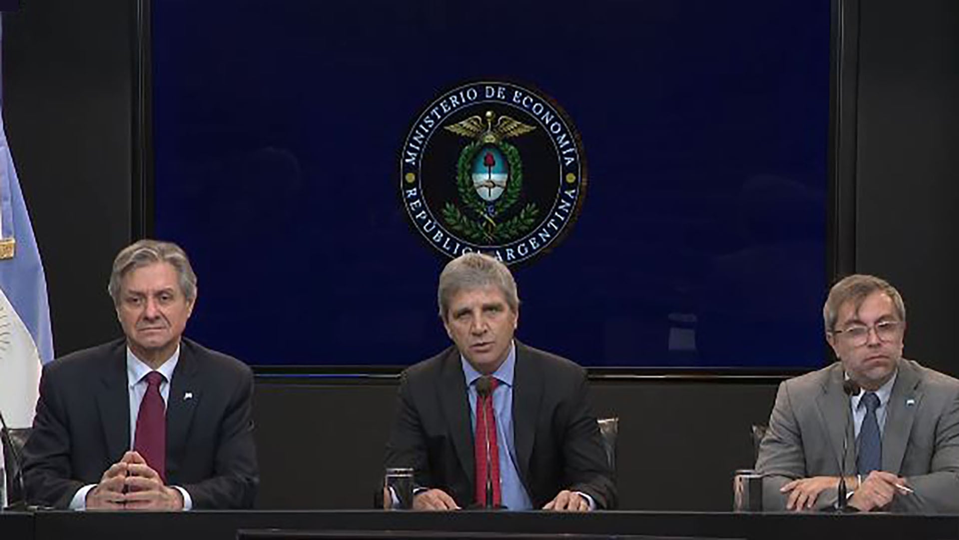 Caputo, flanqueado por José Luis Daza y Federico Furiase, al presentar el programa financiero 2026-2027