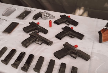 Una exhibición de pistolas, un