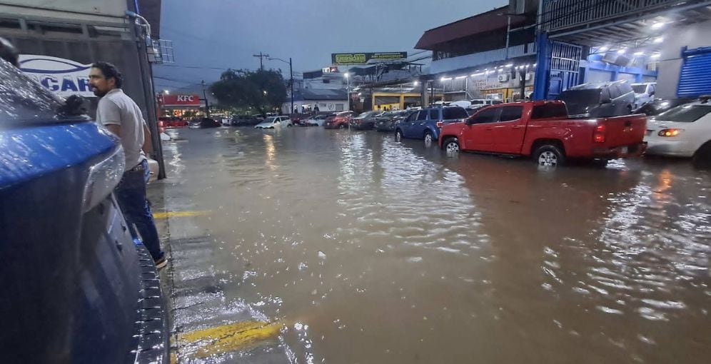 Ciudadanos captaron impresionantes imágenes de calles completamente anegadas. El nivel del agua aumentó rápidamente en varios sectores de la capital industrial. (Foto: Redes sociales / captura de video)
