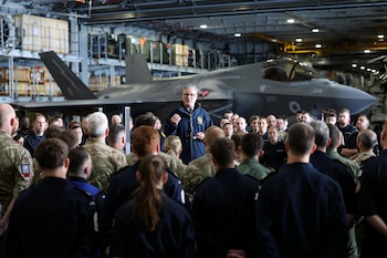 Keir Starmer addresses con un