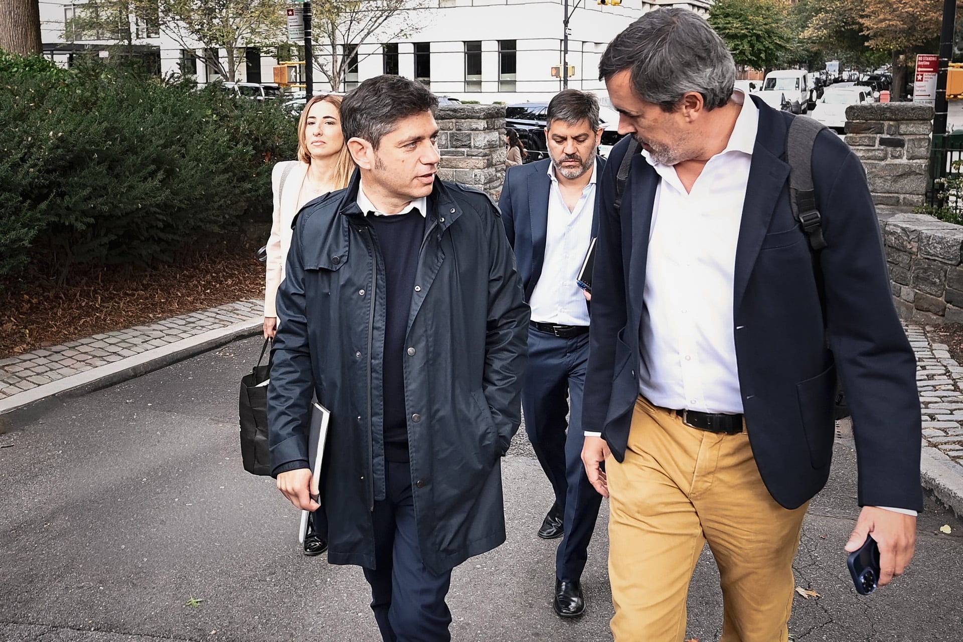 El gobernador Axel Kicillof camina junto a su equipo por una calle de Nueva York