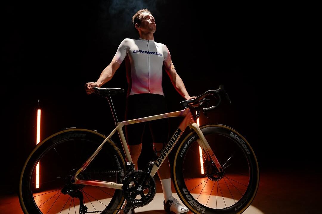 El ex pedalista antioqueño estará presente nuevamente en el mundo del ciclismo de ruta pero de otra forma - crédito @uraniumbikes / Instagram