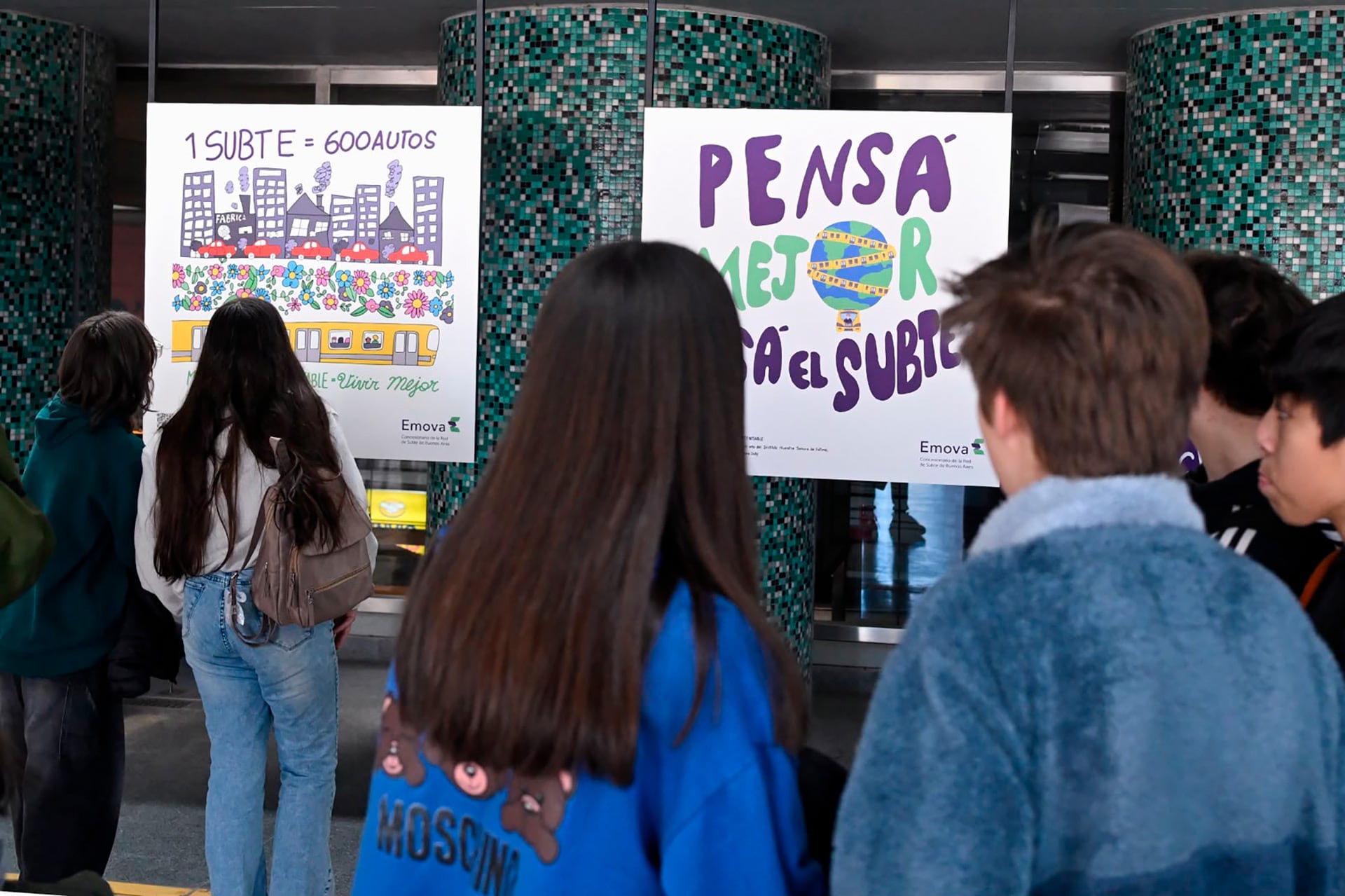 Los afiches se encuentran expuestos en la estación Facultad de Derecho de la Línea H