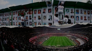 Imagen compuesta: arriba, personas pegan carteles de 'Desaparecido/a' en una valla; abajo, un estadio de fútbol lleno de gente durante un partido.