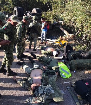 El vehículo militar quedó recostado