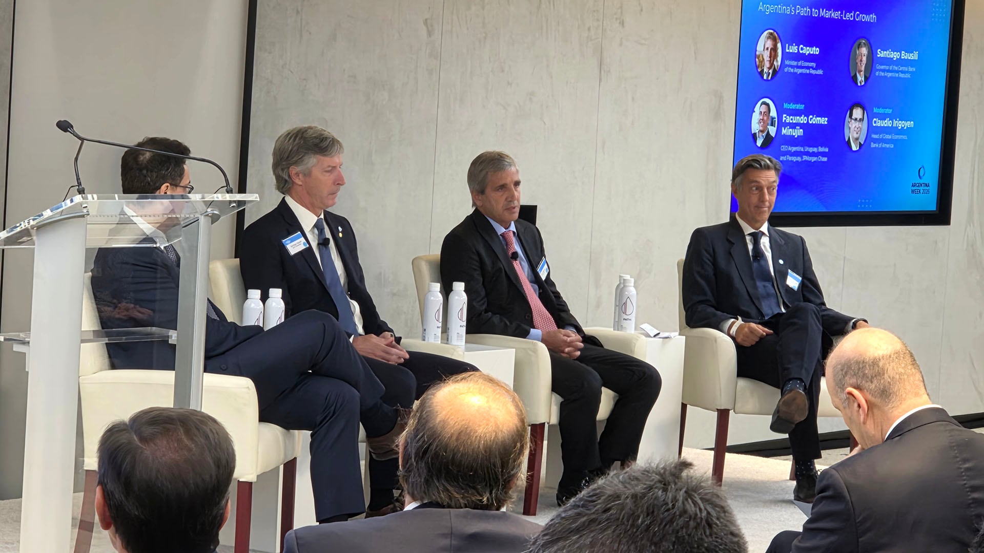 Luis Caputo y Santiago Bausili participaron en un panel de discusión sobre el camino de Argentina hacia el crecimiento económico durante la Argentina Week.