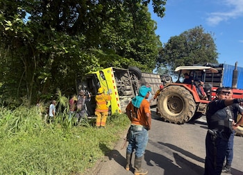 Tres mujeres de 62, 69 y 70 años murieron tras el vuelco de un autobús que transportaba a un grupo de adultos mayores hacia La Fortuna de San Carlos. Crédito: Bomberos Costa Rica