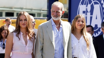 La estampa familiar del rey Felipe VI con la princesa Leonor y la infanta Sofía en la F1: looks desenfadados a conjunto en colores claros sin la reina Letizia