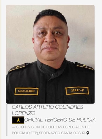 Fotografía de ficha de un hombre con uniforme policial negro, identificación con su nombre en el pecho y un texto informativo en la parte inferior