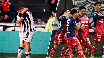 Dos futbolistas con camiseta a rayas blancas y negras se abrazan; un grupo de futbolistas con camiseta roja y azul celebran en un campo de juego