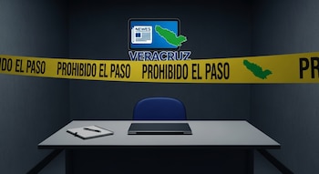 Escritorio vacío con laptop y libreta en una redacción oscura. Cinta amarilla 'prohibido el paso' cruza el fondo, bajo un logo de medio digital con el mapa de Veracruz.