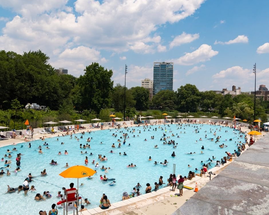 La piscina tiene un diseño ovalado y mide 285 por 120 pies, indicó su sitio oficial. Foto: centralpark.com