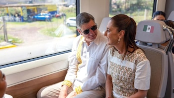 Claudia Sheinbaum Pardo celebra la puesta en marcha del tren CDMX–AIFA.