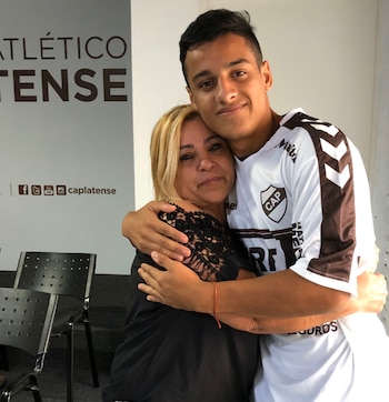 Tiago Palacios y su mamá