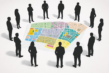 Doce siluetas negras de personas dispuestas en círculo alrededor de un mapa colorido sobre fondo blanco.