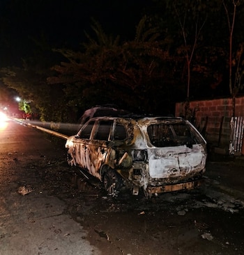 El automóvil particular ardió en plena vía pública y Bomberos desplegó una unidad para contener las llamas. (Cortesía: Bomberos El salvador)