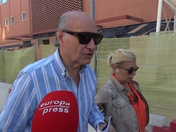13/10/2026 Carmen Borrego, pendiente de la salud de su marido tras el desmayo que sufrió en la boda de Sandra Barneda.
El marido de Carmen Borrego ha acudido este martes a la Fundación Jiménez Díaz para someterse a una revisión médica después del susto que protagonizó el pasado sábado durante la boda de Sandra Barneda y Pascalle Paerel, celebrada en Candeleda (Ávila). El empresario tuvo que recibir asistencia médica durante la celebración tras sufrir un desvanecimiento que preocupó especialmente a su mujer.
EUROPA ESPAÑA SOCIEDAD