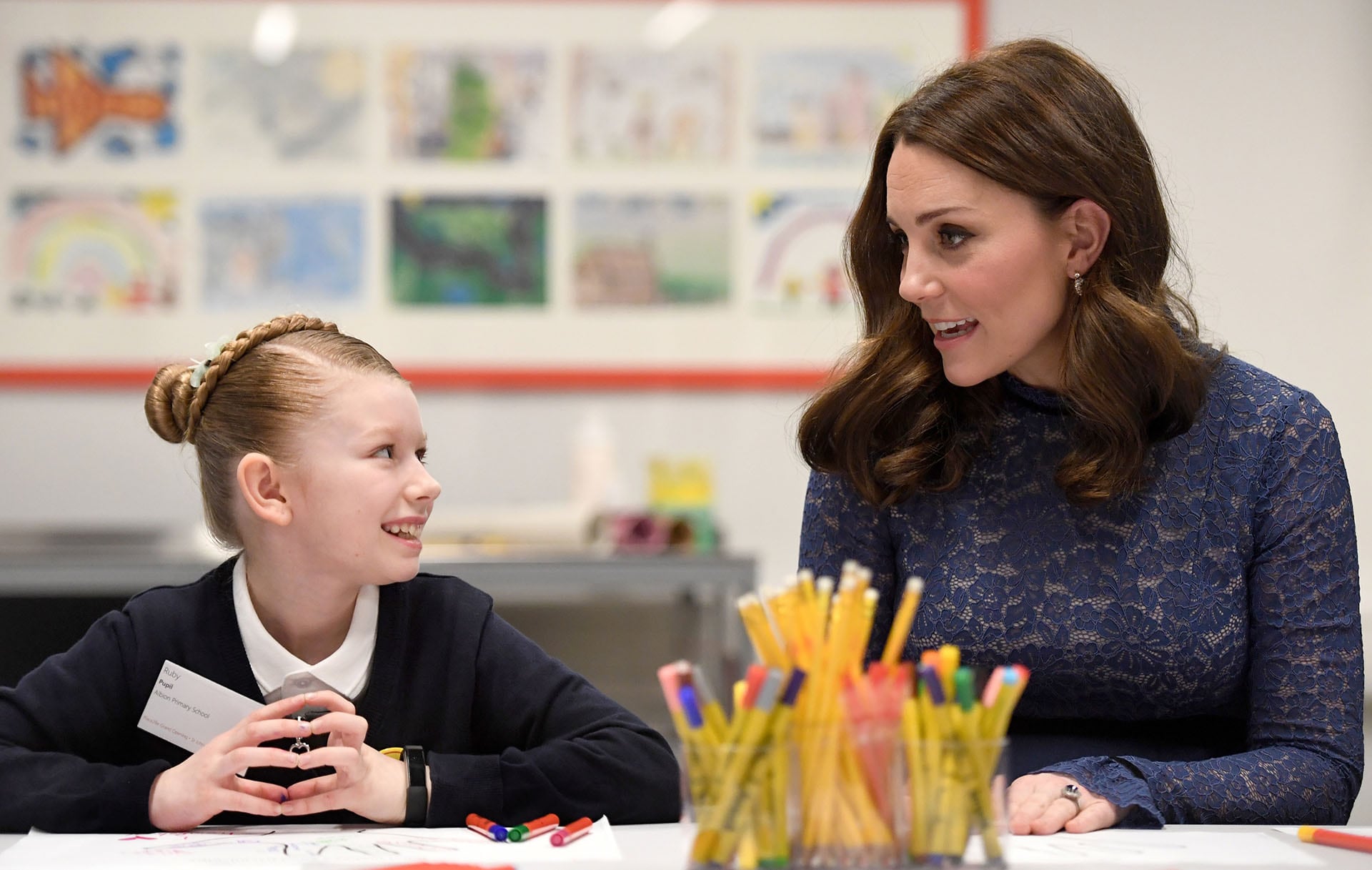 La princesa de Gales junto a una niña durante una visita a una escuela británica. (AFP PHOTO / POOL / Victoria Jones)