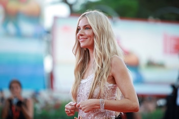 Sienna Miller afirmó que el posparto de su primer bebé la hizo sentir aislada y "como si hubiera fallado" (REUTERS/Louisa Gouliamaki)