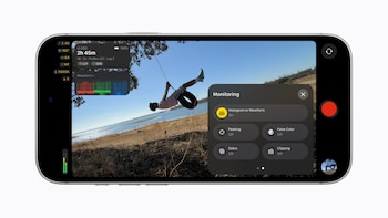 Un iPhone en posición horizontal muestra la interfaz de Final Cut Camera con opciones de ajuste técnico y un video en reproducción