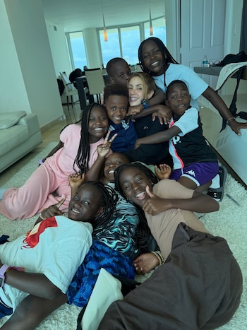La artista compartió en redes sociales sus vivencias junto al grupo de Uganda y la conexión que crearon durante su estadía - crédito @shakira / Instagram