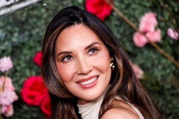 La infancia marcada por la migración y la ruptura familiar inspira el compromiso de Olivia Munn por crear un modelo de crianza diferente para su hijo (REUTERS/Etienne Laurent)