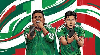 Ilustración de dos hombres en camisetas de fútbol de México con expresiones emocionadas, sosteniendo teléfonos. Fondo con franjas abstractas verde, blanco y rojo.