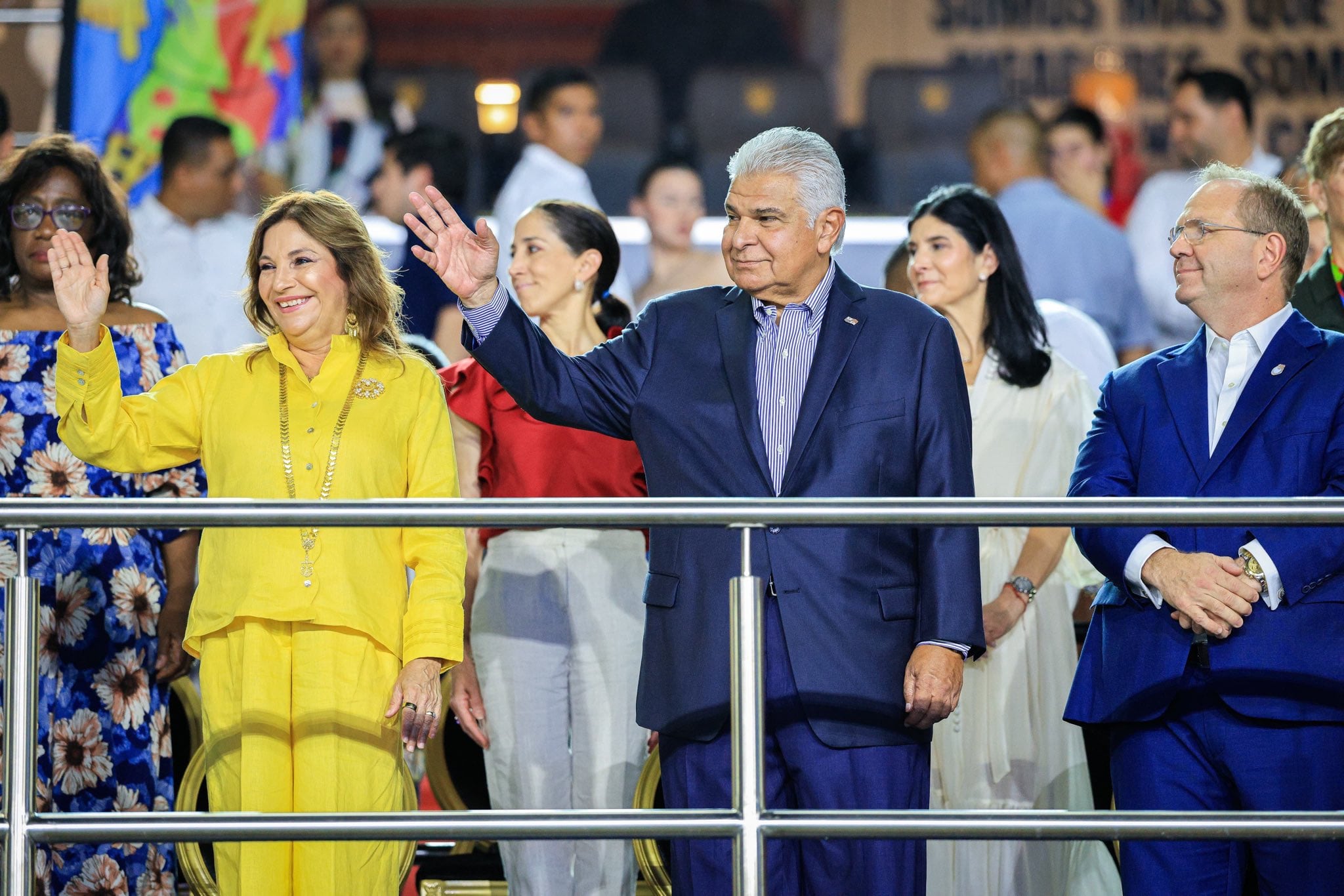 El presidente José Raúl Mulino fue el encargado de inaugurar formalmente los juegos ante el público reunido en el estadio Rommel Fernández, acompañado de la primera dama, Maricel Cohen de Mulino, y el ministro de la Presidencia, Juan Carlos Orillac. Foto cortesía gobierno de Panamá.