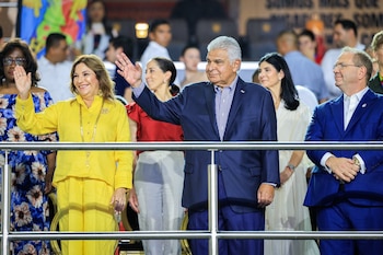 El presidente José Raúl Mulino fue el encargado de inaugurar formalmente los juegos ante el público reunido en el estadio Rommel Fernández, acompañado de la primera dama, Maricel Cohen de Mulino, y el ministro de la Presidencia, Juan Carlos Orillac. Foto cortesía gobierno de Panamá.