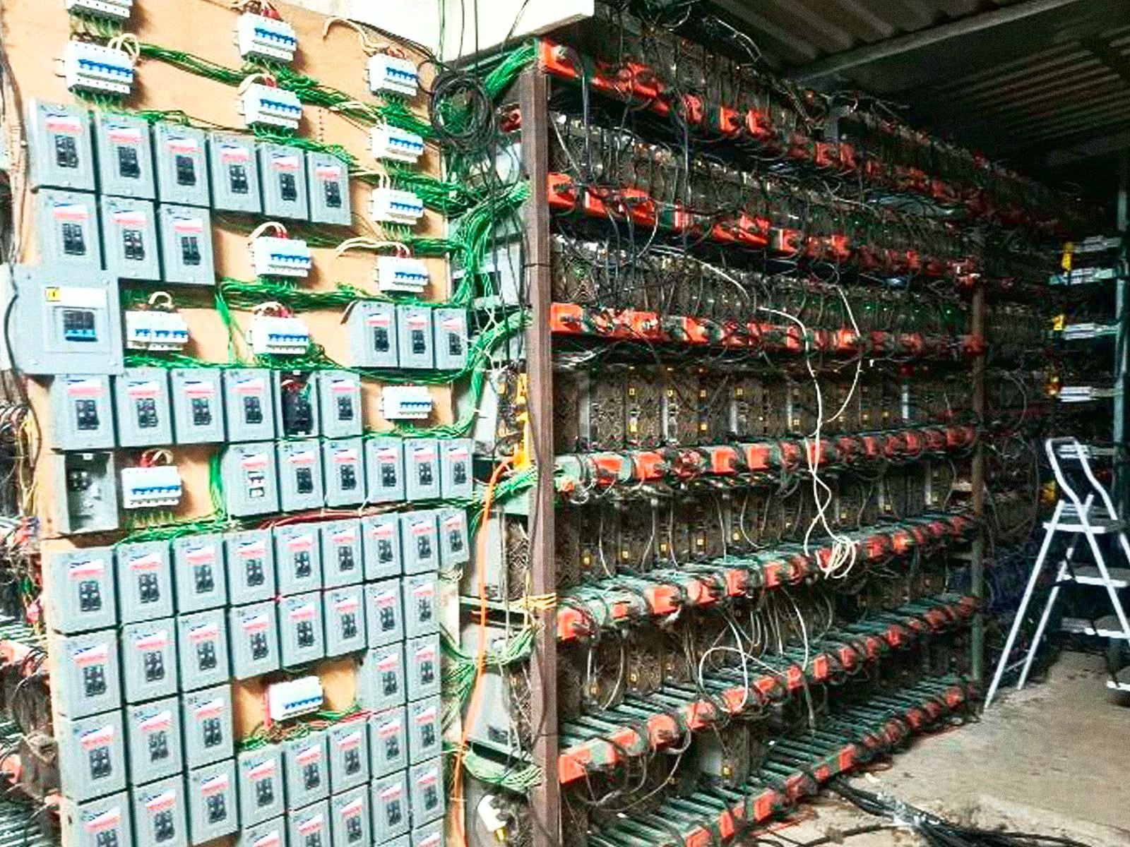 Granja de criptomonedas localizada en Puebla. No se trata del primer desmantelamiento de un sitio de minería digital en la entidad.
Foto: SSP Puebla