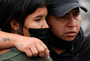 Familiares de las víctimas esperan