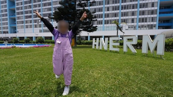 Niña de 9 años come