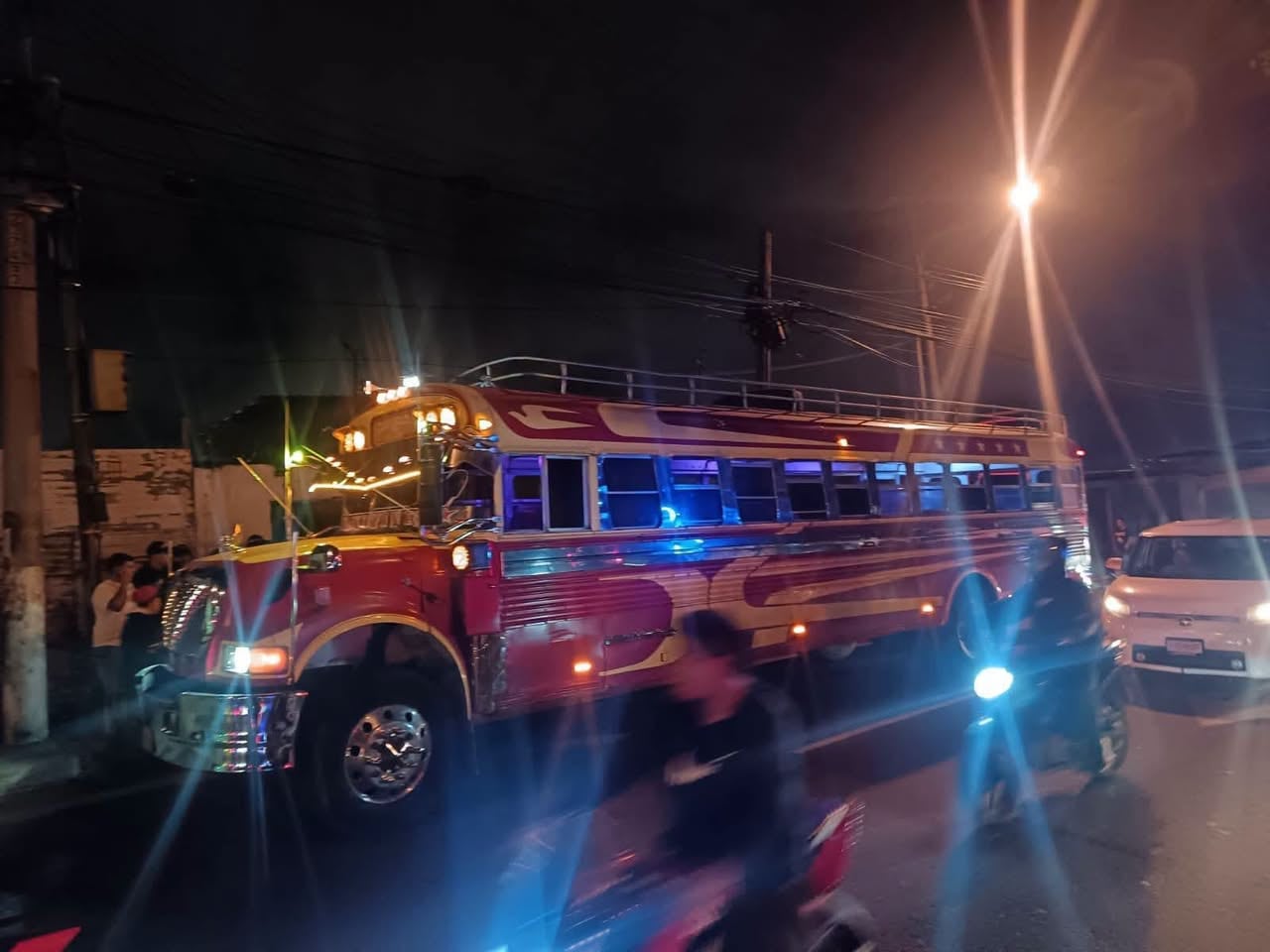 Desconocidos dispararon contra un bus extraurbano que cubría la ruta a San Pedro Ayampuc en el bulevar Los Olivos. (Bomberos Voluntarios)