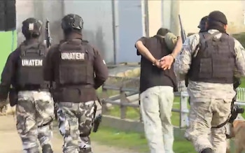 La detención que jóvenes que hacían transmisión de Tiktok mostrando armas (Captura Telemundo/Canal 12)