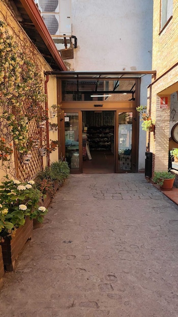 La entrada de la tienda de telas de Emilia Pérez en Antoñita Jiménez 11, en Carabanchel (Madrid). (Imagen cedida)