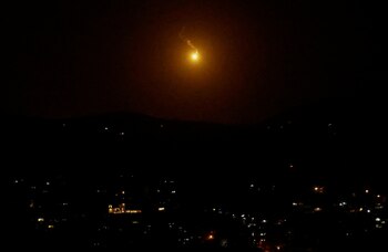 Cae una bengala, vista desde