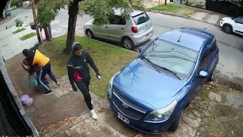 Violento robo en Lanús: dos hombres amenazaron y golpearon a una mujer, le sustrajeron el auto y escaparon