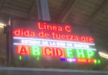 El cartel electrónico anuncia que la línea C de subte no funciona por una medida de fuerza