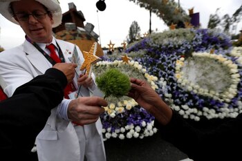Personas tocan elementos naturales usados para decorar un barco en Desfile de la Rosa en Pasadena, California, EEUU, 3 de enero del 2017. REUTERS/Mario Anzuoni