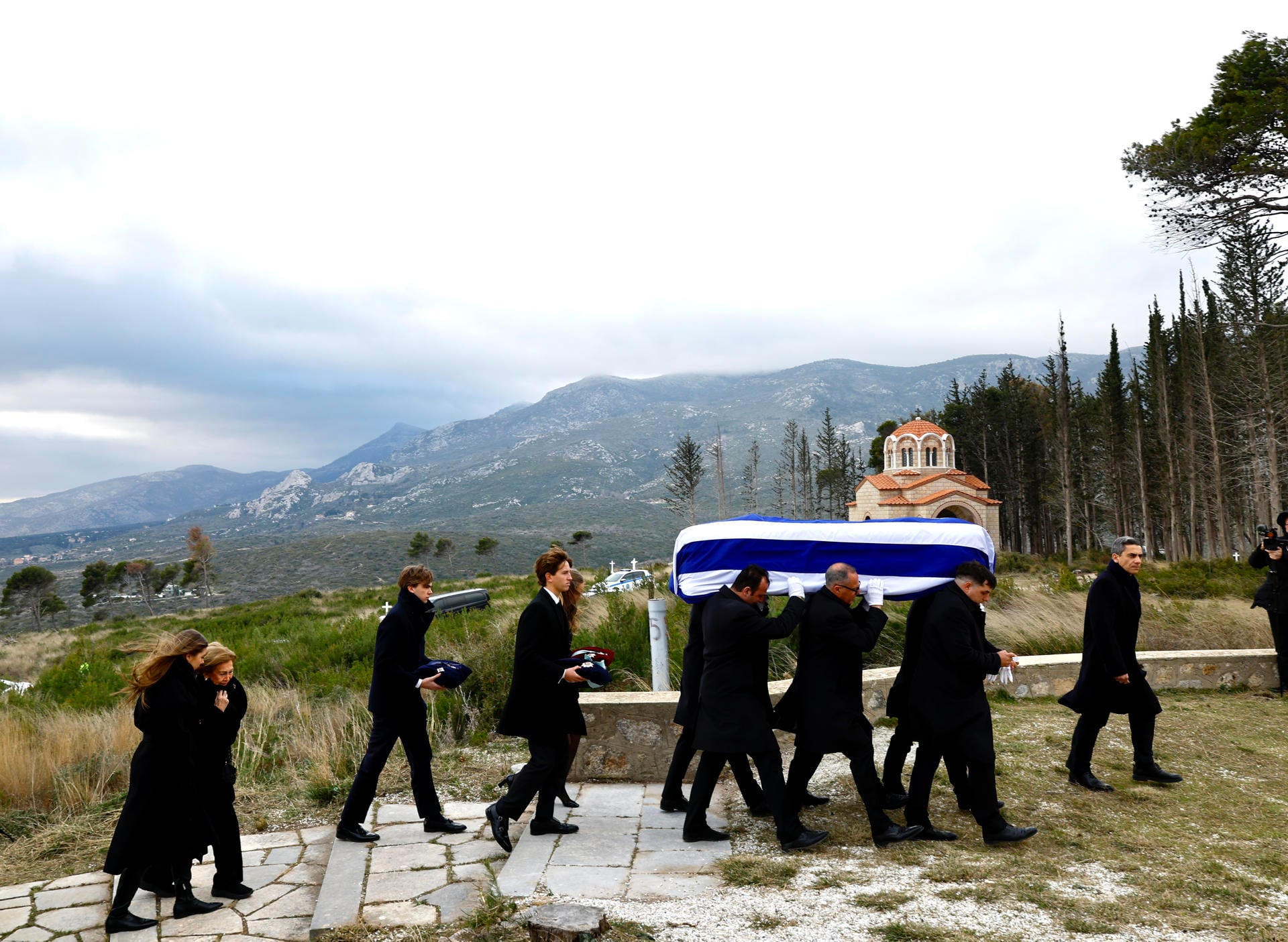 La infanta Sofía ayuda a caminar a su abuela la reina Sofía durante el entierro de la princesa Irene de Grecia en el cementerio de Tatoi en Atenas, Grecia. (EFE/ Francisco Gómez/Casa Real)
