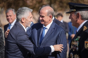 02/10/2024 El ministro del Interior, Fernando Grande-Marlaska, (i) saluda a mandos de la Policía Nacional, a 2 de octubre de 2024, en Sevilla, Andalucía (España). El ministro del Interior, Fernando Grande-Marlaska, y el presidente de la Junta de Andalucía, Juanma Moreno, encabezan la ceremonia central del Día de la Policía en la Plaza de España de Sevilla, con entrega de condecoraciones, homenaje a los caídos y formación de unidades de la Policía Nacional.
POLITICA
María José López - Europa Press